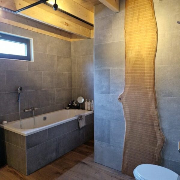 Badkamer met ligbad